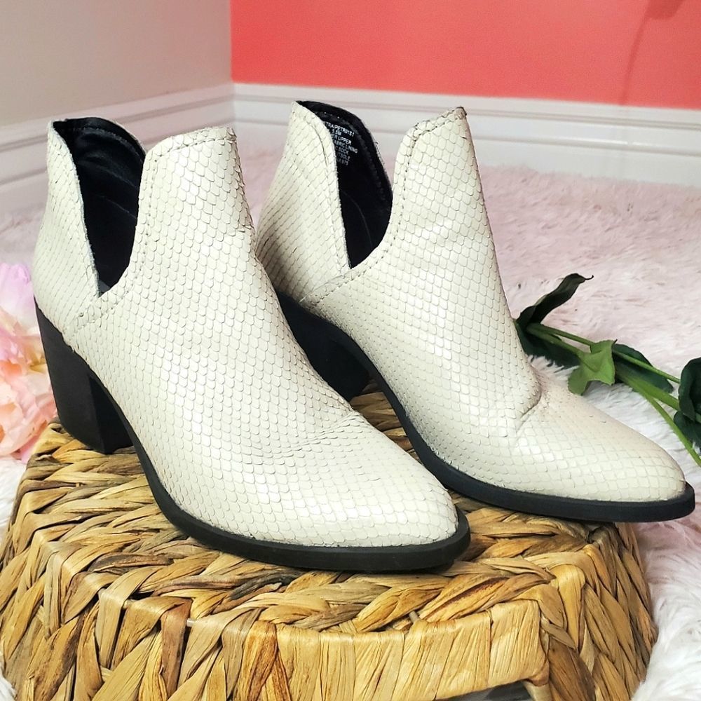 Steve Madden Petra White and Black Textured Side Cut Out Heel Ankle Booties 5.5